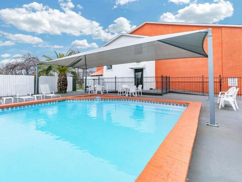 Howard Johnson By Wyndham Near Schlitterbahn New Braunfels Exterior photo