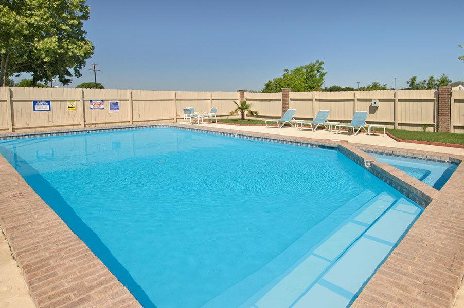 Howard Johnson By Wyndham Near Schlitterbahn New Braunfels Exterior photo