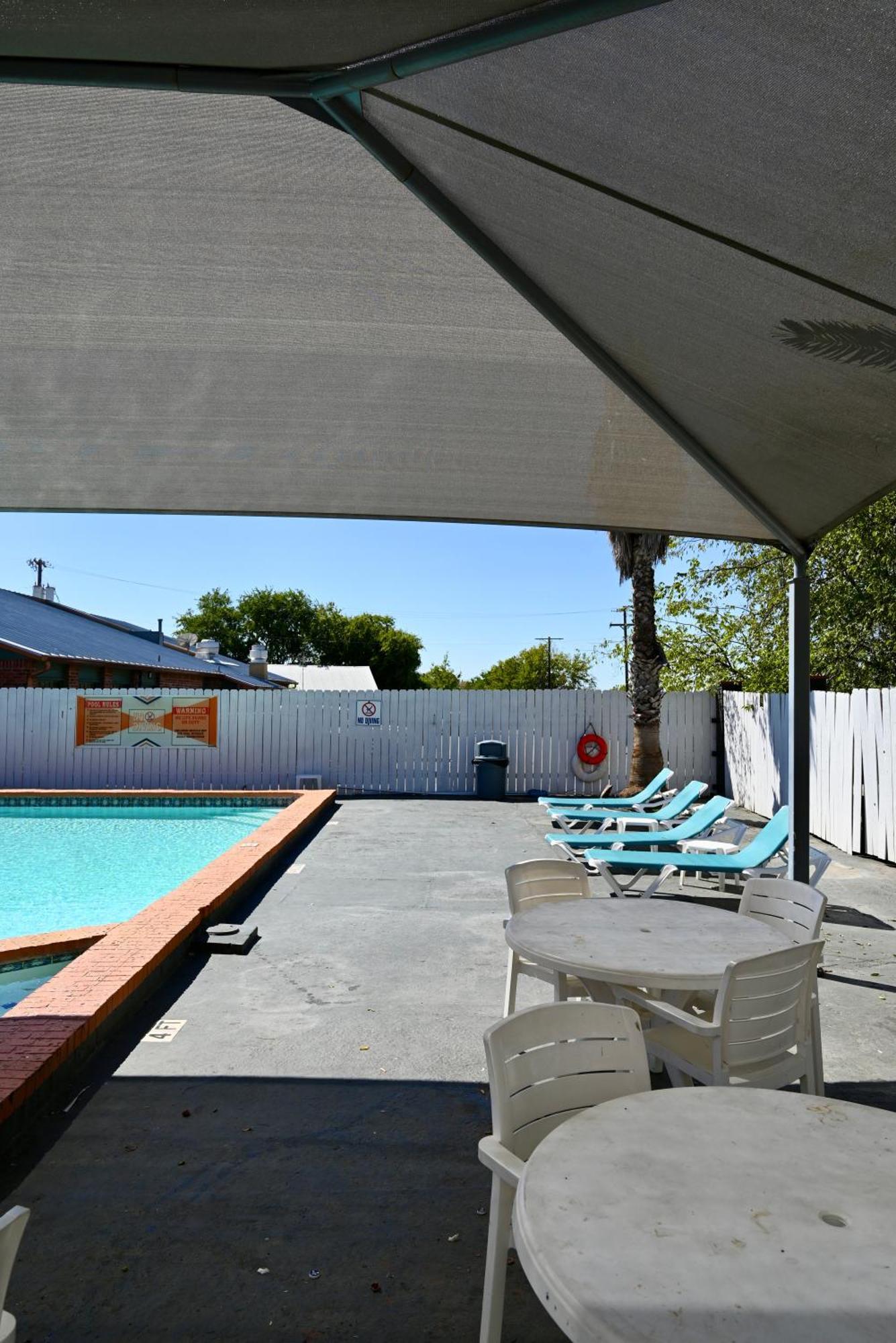 Howard Johnson By Wyndham Near Schlitterbahn New Braunfels Exterior photo