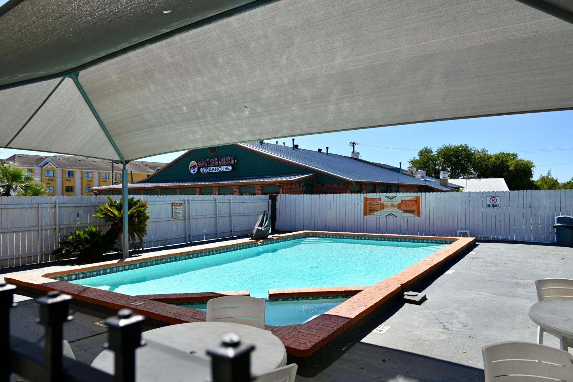 Howard Johnson By Wyndham Near Schlitterbahn New Braunfels Exterior photo